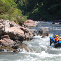 Nach drei Monaten drückend heißem Sommer steht die Regenzeit fast vor der Tür und wird bis Oktober andauern. Das bedeutet, dass Thailands Landschaft eine willkommene Matte aus farbenfrohen Wildblumen und das Versprechen wilden Schwimmens bereithält.