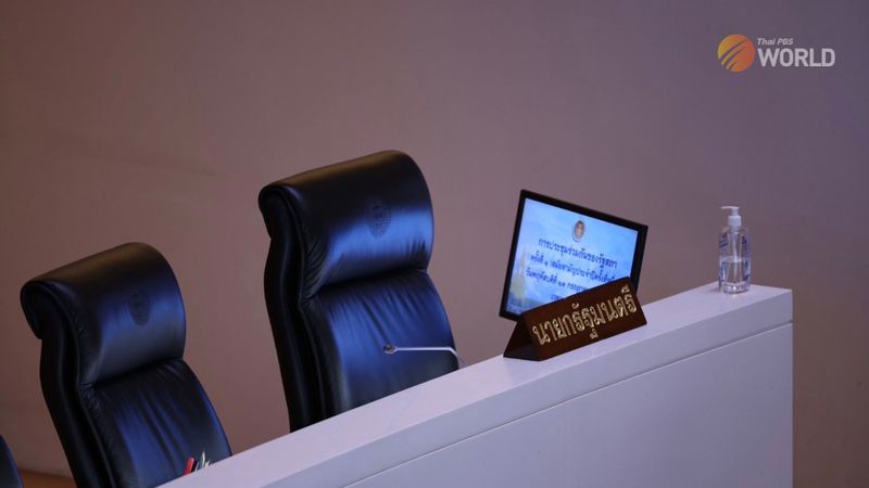 Die Wahl des thailändischen Premierministers wird für die Leistung der thailändischen Wirtschaft von entscheidender Bedeutung sein, unabhängig davon, ob sie sich weiter verbessert und prosperiert oder sich in die entgegengesetzte Richtung entwickelt, sagte der außerordentliche Professor Dr. Thanawat Pholvichai, Rektor der Universität der thailändischen Handelskammer und beratender Vorsitzender des Wirtschafts- und Geschäftsprognosezentrums, gestern am Donnerstag. Die Wahl des thailändischen Premierministers wird für die Leistung der thailändischen Wirtschaft von entscheidender Bedeutung sein, unabhängig davon, ob sie sich weiter verbessert und prosperiert oder sich in die entgegengesetzte Richtung entwickelt, sagte der außerordentliche Professor Dr. Thanawat Pholvichai, Rektor der Universität der thailändischen Handelskammer und beratender Vorsitzender des Wirtschafts- und Geschäftsprognosezentrums, gestern am Donnerstag.
