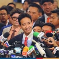 Das Sekretariat des Repräsentantenhauses veröffentlichte am Freitag einen Brief, in dem es Mitglieder des Ober- und Unterhauses zu einer gemeinsamen Sitzung am Mittwoch einlud, um Thailands 30. Premierminister zu wählen. Das Treffen beginnt um 9.30 Uhr und seine Tagesordnung besteht darin, für einen Kandidaten für das Amt des nächsten Premierministers des Landes zu stimmen,
