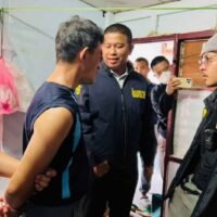 Die Polizei in Bangkok hat einen 60-jährigen Mann festgenommen, der angeblich vorgab, ein Transvestit zu sein, der schöne junge Frauen für Modeljobs rekrutierte, und etwa 100 von ihnen vergewaltigte. Generalmajor Theeradet Thumsuthee, der Ermittlungsleiter des Metropolitan Police Bureau, sagte, Sonthichai Yusuparp sei am Samstag in einem Zimmer in einer Slumgemeinde im Bezirk Dusit festgenommen worden.