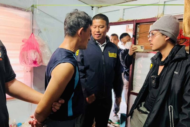 Die Polizei in Bangkok hat einen 60-jährigen Mann festgenommen, der angeblich vorgab, ein Transvestit zu sein, der schöne junge Frauen für Modeljobs rekrutierte, und etwa 100 von ihnen vergewaltigte.<br /> Die Polizei in Bangkok hat einen 60-jährigen Mann festgenommen, der angeblich vorgab, ein Transvestit zu sein, der schöne junge Frauen für Modeljobs rekrutierte, und etwa 100 von ihnen vergewaltigte. Generalmajor Theeradet Thumsuthee, der Ermittlungsleiter des Metropolitan Police Bureau, sagte, Sonthichai Yusuparp sei am Samstag in einem Zimmer in einer Slumgemeinde im Bezirk Dusit festgenommen worden.