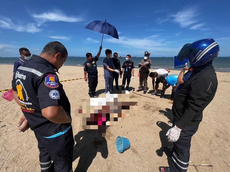 Die Ruhe am Jomtien Beach in Sattahip, Pattaya , wurde gestern Morgen abrupt gestört, als die Polizei eine Leiche entdeckte , bei der es sich vermutlich um ein Opfer eines möglichen Verbrechens handelte . Als Reaktion auf den erschreckenden Bericht über eine Leiche wurde umgehend Alarm ausgelöst und Beamte von Na Jomtien und Rettungskräfte aus Sattahip eilten zum Unfallort. Die Ruhe am Jomtien Beach in Sattahip, Pattaya , wurde gestern Morgen abrupt gestört, als die Polizei eine Leiche entdeckte , bei der es sich vermutlich um ein Opfer eines möglichen Verbrechens handelte . Als Reaktion auf den erschreckenden Bericht über eine Leiche wurde umgehend Alarm ausgelöst und Beamte von Na Jomtien und Rettungskräfte aus Sattahip eilten zum Unfallort.