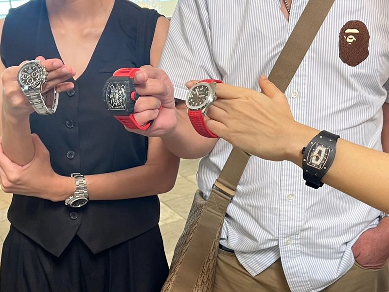 In einer überraschenden Enthüllung gab die thailändische Zollbehörde zu, dass sie bei einer ihrer Auktionen gefälschte Luxusuhren verkauft hatte. Die Behörden reagierten daraufhin schnell, brachen die Auktion ab und versprachen, allen betroffenen Käufern das Geld zurückzuerstatten. In einer überraschenden Enthüllung gab die thailändische Zollbehörde zu, dass sie bei einer ihrer Auktionen gefälschte Luxusuhren verkauft hatte. Die Behörden reagierten daraufhin schnell, brachen die Auktion ab und versprachen, allen betroffenen Käufern das Geld zurückzuerstatten.