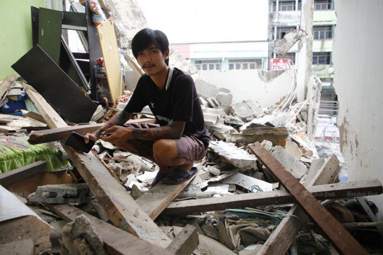 Bewohner, deren Häuser durch den Einsturz eines Hochstraßenprojekts an der Luang Phaeng Road im Bangkoker Bezirk Lat Krabang am 10. Juli beschädigt wurden, fordern die Bangkok Metropolitan Administration (BMA) auf, die Verteilung von Entschädigungen und anderen finanziellen Hilfen zu beschleunigen. Bewohner, deren Häuser durch den Einsturz eines Hochstraßenprojekts an der Luang Phaeng Road im Bangkoker Bezirk Lat Krabang am 10. Juli beschädigt wurden, fordern die Bangkok Metropolitan Administration (BMA) auf, die Verteilung von Entschädigungen und anderen finanziellen Hilfen zu beschleunigen.