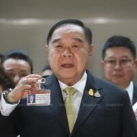 Der Parteivorsitzende von Palang Pracharath, Prawit Wongsuwon, zeigt Reportern seinen neuen MP-Ausweis, nachdem er sich am 20. Juni im Büro des Sekretariats des Repräsentantenhauses registriert hat. Der 77-jährige Politiker wurde am Samstag als PPRP-Vorsitzender wiedergewählt. (Foto - Nutthawat Wicheanbut)