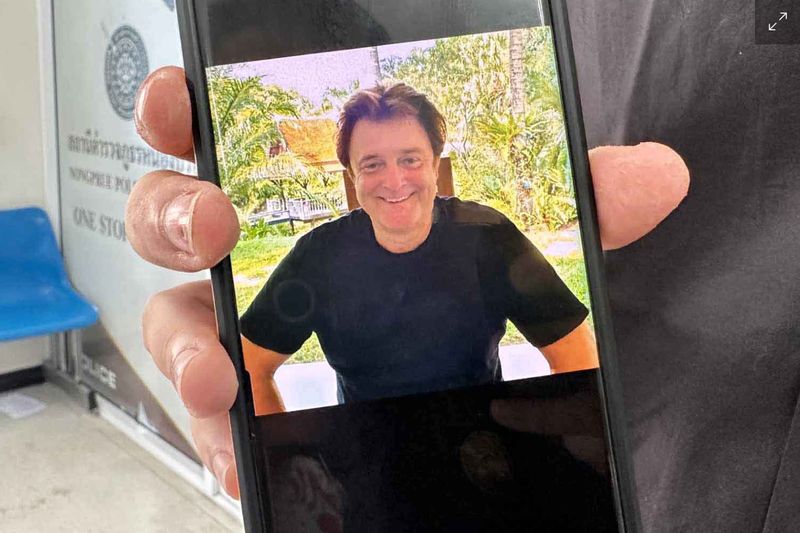Zwei Ausländer wurden am Sonntagabend im Zusammenhang mit dem Verschwinden des deutschen Immobilienmaklers Hans Peter Mack zur Vernehmung auf die Polizeiwache Nong Prue im Bezirk Bang Lamung gerufen.<br /> Zwei Ausländer wurden am Sonntagabend im Zusammenhang mit dem Verschwinden des deutschen Immobilienmaklers Hans Peter Mack zur Vernehmung auf die Polizeiwache Nong Prue im Bezirk Bang Lamung gerufen. Die beiden Ausländer, deren Nationalität und Identität nicht bekannt gegeben wurden, wurden von ihren Anwälten begleitet.