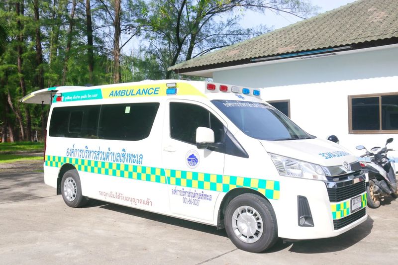 Als positive Entwicklung für Touristen und Einheimische im zentralen Phuket- Unterbezirk Cherng Talay wurden Anfang dieser Woche zwei neue Krankenwagenstationen in den Bezirken Surin und Pasak eröffnet. Die kürzliche Einweihung ist Teil einer umfassenderen Initiative zur Verbesserung der Fähigkeiten der Notfallhelfer im geschäftigen Tourismuszentrum. Als positive Entwicklung für Touristen und Einheimische im zentralen Phuket- Unterbezirk Cherng Talay wurden Anfang dieser Woche zwei neue Krankenwagenstationen in den Bezirken Surin und Pasak eröffnet. Die kürzliche Einweihung ist Teil einer umfassenderen Initiative zur Verbesserung der Fähigkeiten der Notfallhelfer im geschäftigen Tourismuszentrum.