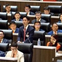 Die Thammasat Universität wurde aufgefordert, gegen eine Erklärung ihres Studentenrats auf dem Rangsit Campus vorzugehen, die voller Schimpfwörter und Hassreden ist. Der Rangsit Campus des Thammasat University Student Council (TUSC) veröffentlichte kürzlich seine Kritik daran, dass Move Forward Chef Pita Limjaroenrat nicht genügend Parlamentsstimmen erhalten habe, um seine Kandidatur für das Amt des Ministerpräsidenten zu unterstützen.