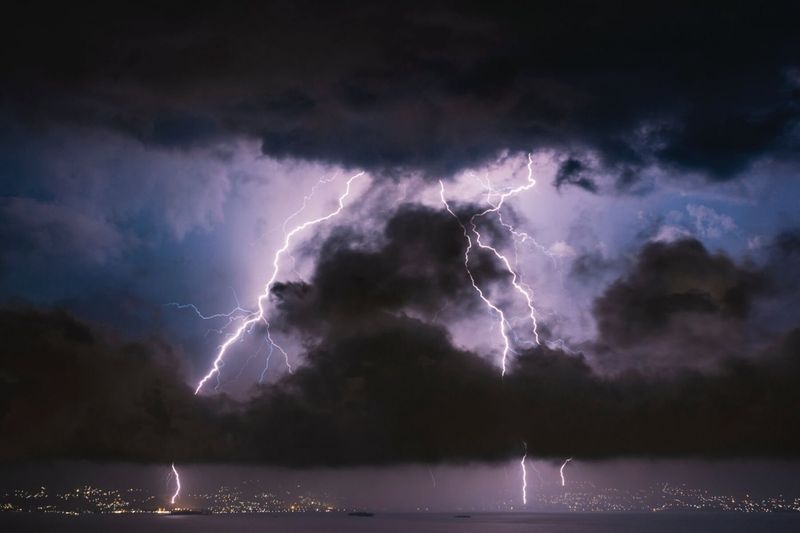 Das thailändische Wetteramt warnte heute am Donnerstag vor einem Südwestmonsun, der im ganzen Land Gewitter auslöste. Die Warnung ergab, dass in 46 Provinzen im Norden und Süden erhebliche Regenfälle zu verzeichnen waren, die 40 % des Nordens und Südens des Landes abdeckten. Aufgrund der derzeit bestehenden Gefahr sollte die Bevölkerung wachsam sein. Das thailändische Wetteramt warnte heute am Donnerstag vor einem Südwestmonsun, der im ganzen Land Gewitter auslöste. Die Warnung ergab, dass in 46 Provinzen im Norden und Süden erhebliche Regenfälle zu verzeichnen waren, die 40 % des Nordens und Südens des Landes abdeckten. Aufgrund der derzeit bestehenden Gefahr sollte die Bevölkerung wachsam sein.