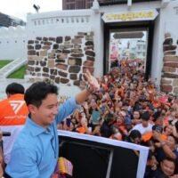 Pita Limjaroenrat, Vorsitzender und einziger Premierministerkandidat der Move Forward Partei (MFP), hat seine Anhänger gebeten, sich am Sonntag vor CentralWorld in Bangkok zu einem Treffen zu versammeln, das vor der Parlamentsabstimmung am 13. Juli geplant ist, um über das neue Amt des Premierminister zu entscheiden.