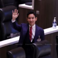 Mehrere Senatoren haben nun einen Rückzieher gemacht und erklärt, dass sie nicht länger für den Vorsitzenden der Move Forward Partei (MFP), Pita Limjaroenrat, als neuen Premierminister stimmen werden, da sie über die Politik seiner Partei besorgt sind, insbesondere über die geplante Änderung des Majestätsbeleidigungsgesetzes und eine Verschiebung der Außenpolitik.