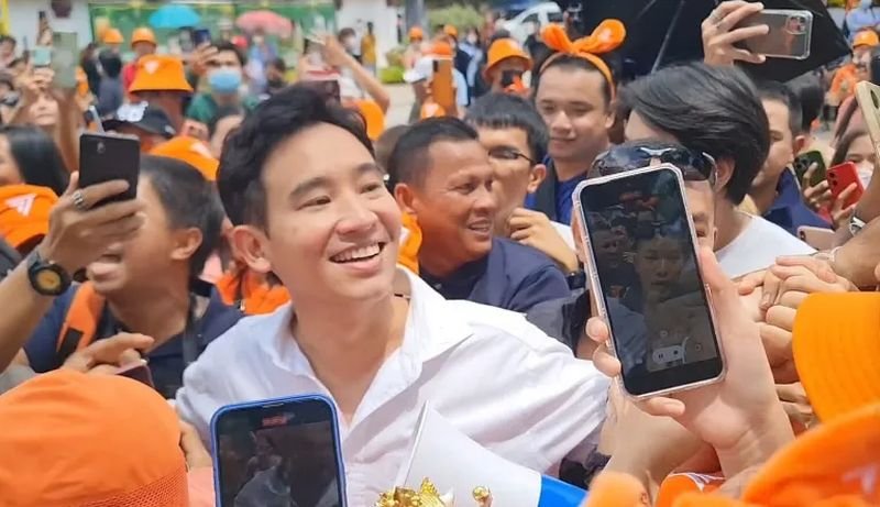 Move Forward Führer Pita Limjaroenrat sagte gestern (30. Juni), dass immer mehr Senatoren möglicherweise bereits beschlossen hätten, ihn zum Premierminister zu wählen.<br /> Move Forward Führer Pita Limjaroenrat sagte gestern (30. Juni), dass immer mehr Senatoren möglicherweise bereits beschlossen hätten, ihn zum Premierminister zu wählen. Pita reagierte damit auf Spekulationen, dass viele der nicht gewählten Senatoren sich entweder der Stimme enthalten oder an seiner Stelle für einen anderen Kandidaten für das Amt des Premierministers ihre Ja Stimmen abgeben werden, obwohl die Move Forward die größte gewählte Partei geworden ist.