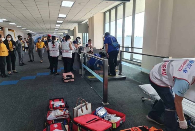 Die Polizei wartet immer noch auf die Aufnahmen von Überwachungskameras im Rahmen ihrer Untersuchung des schrecklichen Unfalls, bei dem eine Passagierin letzte Woche einen Teil ihres Beins verlor, nachdem es in ein Laufband am Flughafen Don Mueang eingeklemmt war. Die Polizei wartet immer noch auf die Aufnahmen von Überwachungskameras im Rahmen ihrer Untersuchung des schrecklichen Unfalls, bei dem eine Passagierin letzte Woche einen Teil ihres Beins verlor, nachdem es in ein Laufband am Flughafen Don Mueang eingeklemmt war.