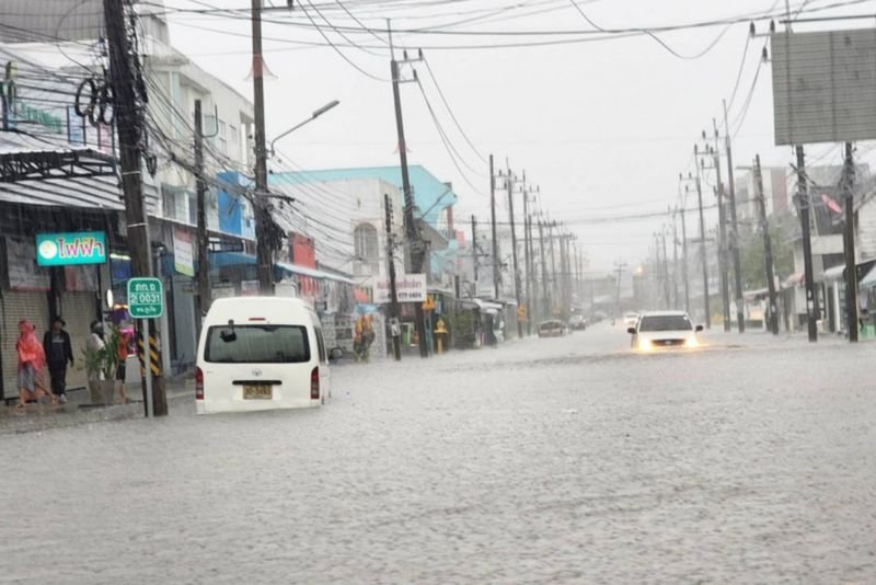Heftige Regenfälle führten am Sonntagmorgen (9. Juli) zu Überschwemmungen und legten den Verkehr für Kleinfahrzeuge in dieser südlichen Urlaubsprovinz lahm. Am Sonntagmorgen regnete es auf etwa 80 % der Touristeninsel und in vielen Gebieten stand das Wasser sehr hoch.