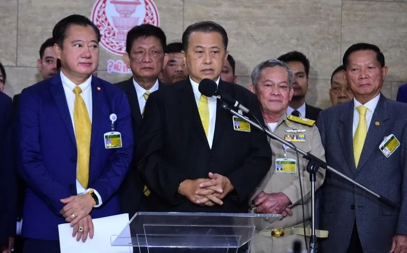 Mehrere thailändische Senatoren kündigten an, dass sie rechtliche Schritte gegen alle einleiten, die sie beleidigt und bedroht hatten, nachdem sie Pita Limjaroenrat, den Vorsitzenden der Move Forward Partei (MFP), den Weg zum Premierminister versperrt hatten . Ein bizarrer Schritt, wenn man bedenkt, dass diese Senatoren den Kurs der Demokratie und den Willen des thailändischen Volkes untergraben.