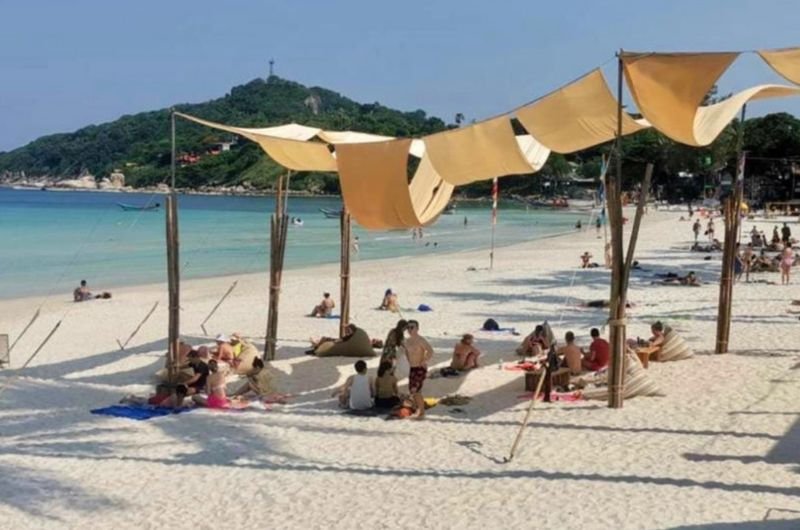 Ko Samui ist aufgrund fehlender Niederschläge und eines erhöhten Wasserbedarfs mit einem Mangel an Süßwasser konfrontiert. Diese Faktoren haben den Wasserstand in vielen Gewässern der Ferieninsel, einschließlich der Stauseen Phru Na Muang und Phru Krajud sowie des Hin Lard Wasserfalls, drastisch gesenkt, was sich auf die Menge an Süßwasser auswirkt, die zur Produktion von sauberem Wasser auf der Insel benötigt wird.