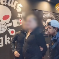 Olaf Thorsten B., einer der Verdächtigen im Mordfall an dem deutschen Geschäftsmann Hans Peter Mack, wurde gestern am Dienstagabend im Bangkoker Stadtteil On Nut festgenommen. Er wurde sofort zur Befragung zur Polizeistation Nong Prue in der Provinz Chonburi gebracht, dem Bezirk, in dem Macks Leiche entdeckt wurde.