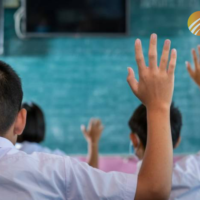 Die Diskussion darüber, ob die Schuluniform- und Haarpflicht in Thailand aufgehoben werden sollte, hat schon viele Male stattgefunden. Während die Argumente und Gegenargumente erläutert werden, scheinen wir zu vergessen, den Zweck und die wahren Ziele der Bildung zu diskutieren. Ein Lehreraktivist lädt uns ein, die Frage zu stellen, welche Art von Bildung wir für unsere Kinder wünschen.