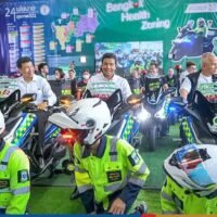 Die Bangkok Metropolitan Administration (BMA) hat ihre erste Flotte von 50 Motorrad-Krankenwagen in Betrieb genommen, um in allen 50 Bezirken der Hauptstadt lebensrettende Notfalldienste bereitzustellen. BMA-Gouverneur Chadchart Sittipunt beaufsichtigte am Samstag die Einführungszeremonie der ersten 50 „Motorlanzen“ auf der BMA Expo 2023 im Benchakitti Park.