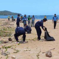 Beamte des Sirinat Nationalparks in Phuket arbeiten am Samstag mit örtlichen Behörden und Anwohnern zusammen, um Ölteppiche und Teerkugeln von einem Strand zu entfernen. Seit Freitag wurden an Stränden in Phangnga und Phuket Ölteppiche gesichtet. Ölteppiche beeinträchtigen das Leben im Meer, wie zum Beispiel diese Meeresschildkröte, die an einem Strand in Phuket gefunden wurde.