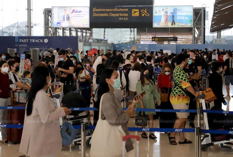Nach Angaben der thailändischen Tourismusbehörde (TAT) hat sich der Inlandstourismus in Thailand im Vergleich zu 2019, dem Beginn der Covid-19 Pandemie, um 93 % erhöht.<br /> Laut Suladda Sarutilavan, Direktorin des TAT-Büros in Chiang Mai, erwartet die TAT, dass inländische Touristen in diesem Jahr 160 Millionen Reisen unternehmen werden. Nach Angaben der thailändischen Tourismusbehörde (TAT) hat sich der Inlandstourismus in Thailand im Vergleich zu 2019, dem Beginn der Covid-19 Pandemie, um 93 % erhöht. Laut Suladda Sarutilavan, Direktorin des TAT-Büros in Chiang Mai, erwartet die TAT, dass inländische Touristen in diesem Jahr 160 Millionen Reisen unternehmen werden.