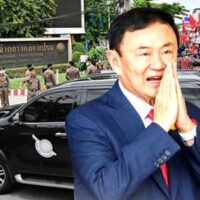 Der ehemalige thailändische Premierminister von 2001 bis 2006, Thaksin Shinawatra, wurde am Dienstagmorgen am Flughafen Don Mueang in Bangkok gesehen, nachdem er auf dem Rollfeld festgenommen worden war, als sein Privatjet in Thailand aufsetzte.