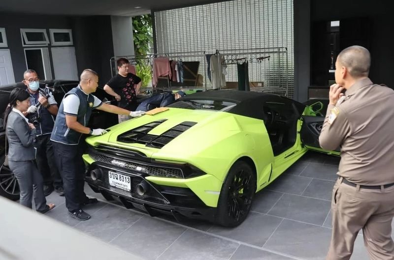 Zwölf Luxushäuser im Bangkoker Stadtteil Krungthep Kreetha im Gesamtwert von 600 Millionen Baht sowie mehrere teure Autos wurden am 30. August bei Razzien an 30 Zielorten in den Provinzen Bangkok, Samut Prakan und Udon Thani beschlagnahmt.<br /> An den Razzien beteiligten sich rund 200 Beamte des Cyber Crime Investigation Bureau (CCIB), Anti-Geldwäsche Beamte und Staatsanwälte. Zwölf Luxushäuser im Bangkoker Stadtteil Krungthep Kreetha im Gesamtwert von 600 Millionen Baht sowie mehrere teure Autos wurden am 30. August bei Razzien an 30 Zielorten in den Provinzen Bangkok, Samut Prakan und Udon Thani beschlagnahmt. An den Razzien beteiligten sich rund 200 Beamte des Cyber Crime Investigation Bureau (CCIB), Anti-Geldwäsche Beamte und Staatsanwälte.