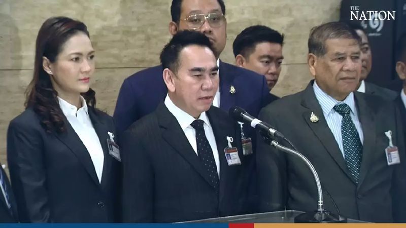 Die 16 abtrünnigen demokratischen Abgeordneten, die sich den Ältesten ihrer Partei widersetzten, um für den Pheu Thai Premierministerkandidat Srettha Thavisin zu stimmen, sagten am Donnerstag, dass sie nichts falsch gemacht hätten und zeigten sich zuversichtlich, dass sie nicht aus Thailands ältester politischen Partei ausgeschlossen würden. Die 16 abtrünnigen demokratischen Abgeordneten, die sich den Ältesten ihrer Partei widersetzten, um für den Pheu Thai Premierministerkandidat Srettha Thavisin zu stimmen, sagten am Donnerstag, dass sie nichts falsch gemacht hätten und zeigten sich zuversichtlich, dass sie nicht aus Thailands ältester politischen Partei ausgeschlossen würden.