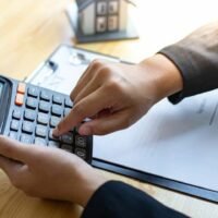 Der Generalsekretär des National Economic and Social Development Council (NESDC) warnte vor dem stetigen Anstieg der Haushaltsverschuldung Thailands. Als kritische Bereiche, die einer strengen Überwachung bedürfen, wurden Autokredite und Schulden von Sparkassen identifiziert.