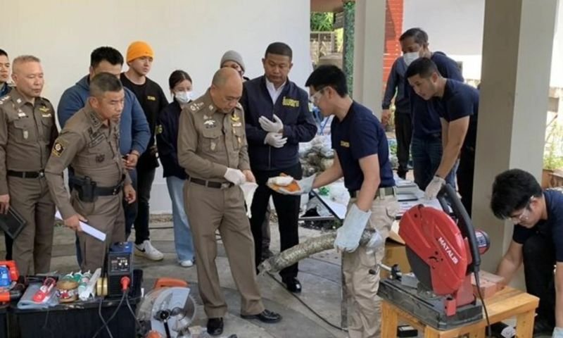 Eine raffinierte grenzüberschreitende Drogenhandelsbande namens „Khai Huang“, angeführt von vier prominenten Persönlichkeiten, wurde in einem luxuriösen Haus im Herzen von Bangkok verhaftet. Die Bande hatte in den Achsstangen von Lastwagen verstecktes Crystal Meth für den internationalen Versand geschmuggelt. Die Hauptagenten, der 34-jährige Chen Yu Ning und der 26-jährige Li Ming Zhen, wurden heute in ihrem Wohnsitz in Lat Krabang, Bangkok, festgenommen. Eine raffinierte grenzüberschreitende Drogenhandelsbande namens „Khai Huang“, angeführt von vier prominenten Persönlichkeiten, wurde in einem luxuriösen Haus im Herzen von Bangkok verhaftet. Die Bande hatte in den Achsstangen von Lastwagen verstecktes Crystal Meth für den internationalen Versand geschmuggelt. Die Hauptagenten, der 34-jährige Chen Yu Ning und der 26-jährige Li Ming Zhen, wurden heute in ihrem Wohnsitz in Lat Krabang, Bangkok, festgenommen.