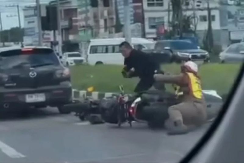 Beamte der Provinzpolizei Region 6 verhafteten gestern schließlich einen Thailänder , nachdem er einem Polizisten in der nördlichen Provinz Uttaradit eine Waffe entrissen hatte und auf einem gestohlenen Motorrad flüchtete . Beamte der Provinzpolizei Region 6 verhafteten gestern schließlich einen Thailänder , nachdem er einem Polizisten in der nördlichen Provinz Uttaradit eine Waffe entrissen hatte und auf einem gestohlenen Motorrad flüchtete .