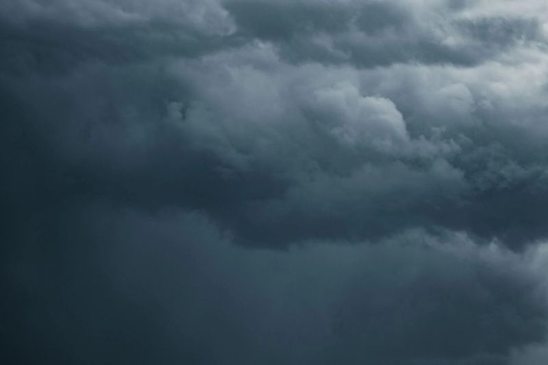 Das Wettersystem fegt über die nördlichen und nordöstlichen Regionen und steuert auf ein Tiefdruckgebiet über dem Golf von Bengalen zu, während ein mäßig starker südwestlicher Monsun über die Andamanensee, Thailand und den Golf von Thailand weht. Dies führt in einigen Teilen der nördlichen, nordöstlichen, östlichen und westlichen Südregionen zu Gewittern und starken Regenfällen. Das Wettersystem fegt über die nördlichen und nordöstlichen Regionen und steuert auf ein Tiefdruckgebiet über dem Golf von Bengalen zu, während ein mäßig starker südwestlicher Monsun über die Andamanensee, Thailand und den Golf von Thailand weht. Dies führt in einigen Teilen der nördlichen, nordöstlichen, östlichen und westlichen Südregionen zu Gewittern und starken Regenfällen.