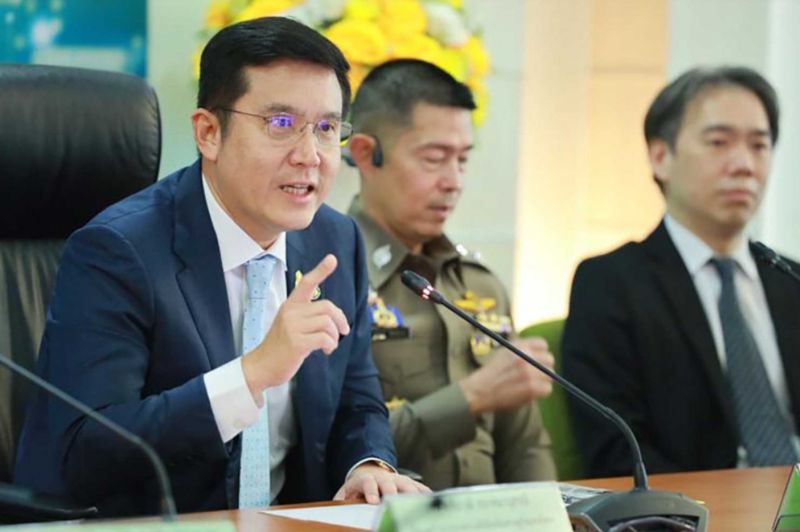 Das Ministerium für digitale Wirtschaft und Gesellschaft (DES) wird diesen Monat eine strafrechtliche Anordnung beantragen, um Facebook in Thailand zu schließen, mit der Begründung, die Plattform habe sich mit Betrügern zusammengetan, um Menschen dazu zu verleiten, bei ihnen zu investieren. Das Ministerium für digitale Wirtschaft und Gesellschaft (DES) wird diesen Monat eine strafrechtliche Anordnung beantragen, um Facebook in Thailand zu schließen, mit der Begründung, die Plattform habe sich mit Betrügern zusammengetan, um Menschen dazu zu verleiten, bei ihnen zu investieren.
