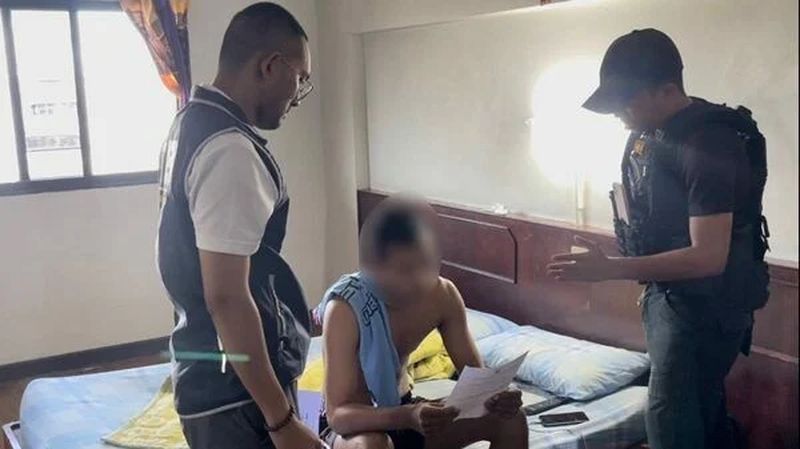 Ein mutmaßlicher Dieb wurde von der Polizei festgenommen , nachdem angeblich Wertsachen im Wert von 10 Millionen Baht aus dem Haus eines Freundes gestohlen worden waren. Der Verdächtige wurde heute in Gewahrsam genommen. Die Verhaftung erfolgte nach einer Anzeige des 39-jährigen Trairat, eines Motorradladenbesitzers aus der Provinz Phatthalung . Ein mutmaßlicher Dieb wurde von der Polizei festgenommen , nachdem angeblich Wertsachen im Wert von 10 Millionen Baht aus dem Haus eines Freundes gestohlen worden waren. Der Verdächtige wurde heute in Gewahrsam genommen. Die Verhaftung erfolgte nach einer Anzeige des 39-jährigen Trairat, eines Motorradladenbesitzers aus der Provinz Phatthalung .