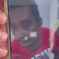 Eine verstörte Mutter fordert Gerechtigkeit und behauptet, die örtliche Polizei in Ayutthaya habe ihren erwachsenen Sohn misshandelt. Sie erklärt, dass die Polizei ihren Sohn wegen Diebstahls verhaftet und ihn dann während seiner Haft körperlich misshandelt habe. Sie behauptet, dass sie ihn sogar dazu gezwungen hätten, einen Vergewaltigungsvorwurf zuzugeben.