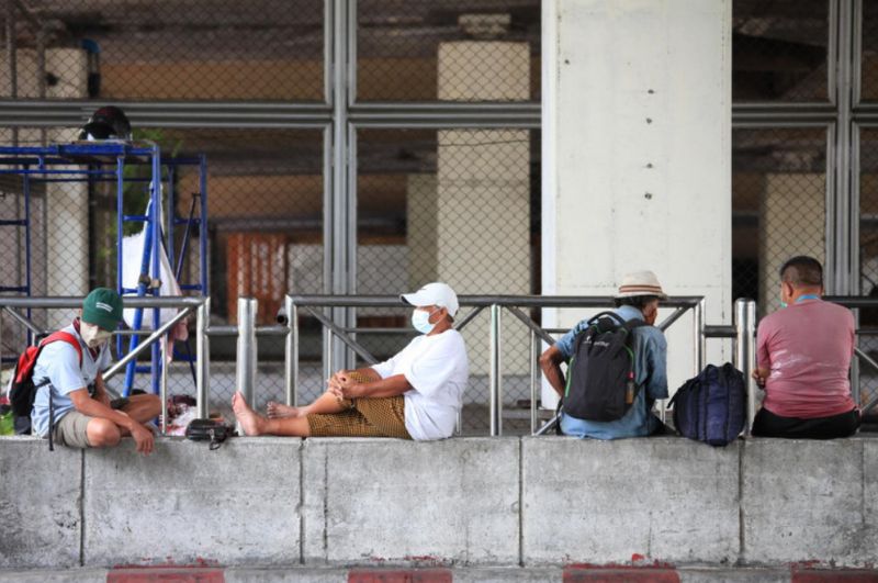 Ab September wird die Ratchadamnoen Avenue kein Zufluchtsort mehr für Menschen sein, die in rauen Umgebungen leben. Uan, deren Nachname nicht bekannt gegeben wird, war einst Gewinnerin eines Lotteriepreises in Höhe von sechs Millionen Baht und wurde obdachlos in der Ratchadamnoen Avenue, als ihr Geld versiegte. Ab September wird die Ratchadamnoen Avenue kein Zufluchtsort mehr für Menschen sein, die in rauen Umgebungen leben. Uan, deren Nachname nicht bekannt gegeben wird, war einst Gewinnerin eines Lotteriepreises in Höhe von sechs Millionen Baht und wurde obdachlos in der Ratchadamnoen Avenue, als ihr Geld versiegte.