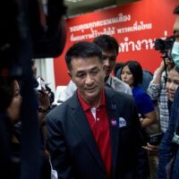Die Pheu Thai Partei scheint kurz davor zu stehen, die Mehrheit im thailändischen Repräsentantenhaus mit 500 Sitzen zu erringen. Die Pheu Thai Partei gewann an Schwung, als die Bhumjaithai Partei von Anutin Charnvirakul, die 70 Sitze im Repräsentantenhaus gewann, auf einer gemeinsamen Pressekonferenz erschien und erklärte, dass sie im Mittelpunkt der Bildung der Regierungskoalition stehen würde.