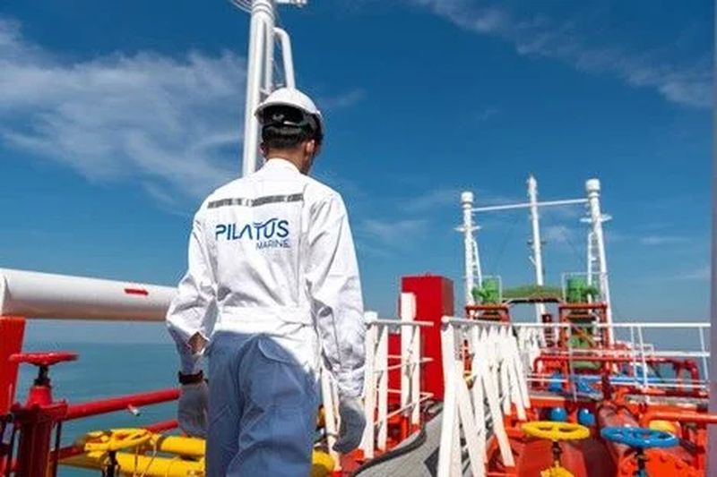 Pilatus Marine, ein SET-börsennotiertes Unternehmen und Thailands führender Transportbetreiber für Flüssiggas (LPG), wird drei große gebrauchte Flüssigkeitstransportschiffe für einen Gesamtpreis von 1,05 Milliarden Baht erwerben. Dieser Schritt zielt darauf ab, ihre Dienstleistungen im Ausland auszuweiten. Pilatus Marine, ein SET-börsennotiertes Unternehmen und Thailands führender Transportbetreiber für Flüssiggas (LPG), wird drei große gebrauchte Flüssigkeitstransportschiffe für einen Gesamtpreis von 1,05 Milliarden Baht erwerben. Dieser Schritt zielt darauf ab, ihre Dienstleistungen im Ausland auszuweiten.
