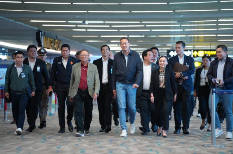 Premierminister Srettha Thavisin (Mitte) kommt am Freitag mit seinem Team auf einer Inspektionsreise am Flughafen Phuket an, um Möglichkeiten zur Förderung des Tourismus auf der Ferieninsel zu erkunden. Sie trafen sich mit Vertretern des Privatsektors, Unternehmern und Touristen, um sich über die Probleme der Branche zu informieren und die Aussichten für die Entwicklung des Wellness-Tourismus dort zu diskutieren. Premierminister Srettha Thavisin (Mitte) kommt am Freitag mit seinem Team auf einer Inspektionsreise am Flughafen Phuket an, um Möglichkeiten zur Förderung des Tourismus auf der Ferieninsel zu erkunden. Sie trafen sich mit Vertretern des Privatsektors, Unternehmern und Touristen, um sich über die Probleme der Branche zu informieren und die Aussichten für die Entwicklung des Wellness-Tourismus dort zu diskutieren.
