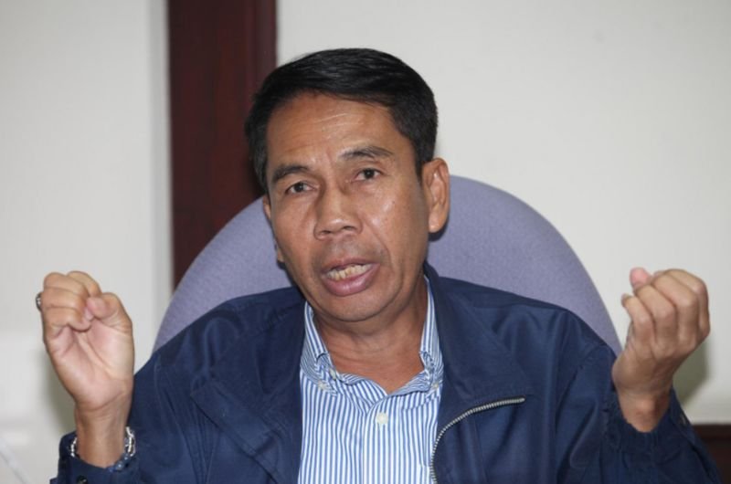 Einer Parteiquelle zufolge ist der stellvertretende Vorsitzende der Pheu Thai Partei, Sutin Klungsang, erneut als Kandidat für das Amt des Verteidigungsministers in Erscheinung getreten, um die Rothemden zu besänftigen und den Aufbau engerer Beziehungen zwischen der Regierung und den Streitkräften zu unterstützen. Einer Parteiquelle zufolge ist der stellvertretende Vorsitzende der Pheu Thai Partei, Sutin Klungsang, erneut als Kandidat für das Amt des Verteidigungsministers in Erscheinung getreten, um die Rothemden zu besänftigen und den Aufbau engerer Beziehungen zwischen der Regierung und den Streitkräften zu unterstützen.