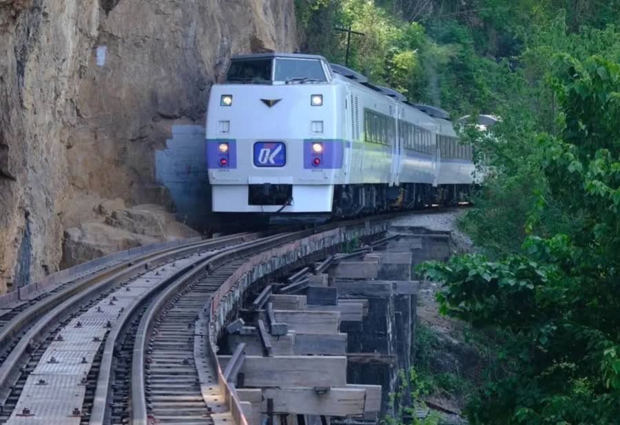 Schätzungen zufolge unternehmen Thailänder während des langen Wochenendes zum Nationalen Muttertag, das vom 12. bis 14. August 2023 dauert, 2,6 Millionen Inlandsreisen im Gesamtwert von rund 8,76 Milliarden Baht. Die Zahl ist jedoch im Vergleich zum Vorjahreszeitraum aufgrund der Auswirkungen der Inflation und verschiedener Faktoren gesunken. Schätzungen zufolge unternehmen Thailänder während des langen Wochenendes zum Nationalen Muttertag, das vom 12. bis 14. August 2023 dauert, 2,6 Millionen Inlandsreisen im Gesamtwert von rund 8,76 Milliarden Baht. Die Zahl ist jedoch im Vergleich zum Vorjahreszeitraum aufgrund der Auswirkungen der Inflation und verschiedener Faktoren gesunken.