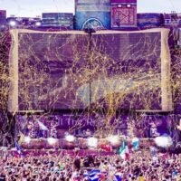 Ein Thailänder verlor beim Tomorrowland- Musikfestival in der belgischen Stadt Boom das Bewusstsein und starb später am Freitagabend, dem 28. Juli, im Krankenhaus. Die Todesursache wird derzeit noch untersucht. Tomorrowland Sprecherin Debby Wilmsen berichtete den Medien, dass Festivalbeamte einen etwa 30-jährigen Thailänder im VIP-Bereich mit Wiederbelebungsmaßnahmen versorgt hätten. Der Partygast wurde ins Krankenhaus eingeliefert, starb jedoch später während der Behandlung