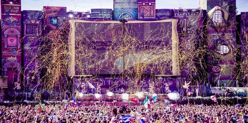 Ein Thailänder verlor beim Tomorrowland- Musikfestival in der belgischen Stadt Boom das Bewusstsein und starb später am Freitagabend, dem 28. Juli, im Krankenhaus. Die Todesursache wird derzeit noch untersucht.<br /> Ein Thailänder verlor beim Tomorrowland- Musikfestival in der belgischen Stadt Boom das Bewusstsein und starb später am Freitagabend, dem 28. Juli, im Krankenhaus. Die Todesursache wird derzeit noch untersucht. Tomorrowland Sprecherin Debby Wilmsen berichtete den Medien, dass Festivalbeamte einen etwa 30-jährigen Thailänder im VIP-Bereich mit Wiederbelebungsmaßnahmen versorgt hätten. Der Partygast wurde ins Krankenhaus eingeliefert, starb jedoch später während der Behandlung