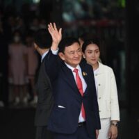 Ein Wissenschaftler geht davon aus, dass der flüchtige ehemalige Premierminister Thaksin Shinawatra am Dienstagmorgen nach Thailand zurückkehren wird, um die Senatoren bei der Abstimmung im Parlament am Dienstagnachmittag davon zu überzeugen, den Premierministerkandidaten der Pheu Thai Partei zu unterstützen.