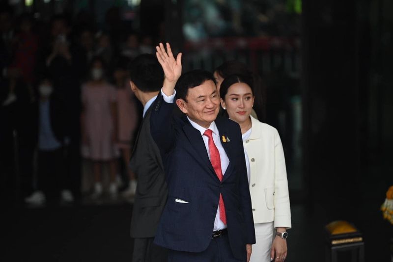 Ein Wissenschaftler geht davon aus, dass der flüchtige ehemalige Premierminister Thaksin Shinawatra am Dienstagmorgen nach Thailand zurückkehren wird, um die Senatoren bei der Abstimmung im Parlament am Dienstagnachmittag davon zu überzeugen, den Premierministerkandidaten der Pheu Thai Partei zu unterstützen. Ein Wissenschaftler geht davon aus, dass der flüchtige ehemalige Premierminister Thaksin Shinawatra am Dienstagmorgen nach Thailand zurückkehren wird, um die Senatoren bei der Abstimmung im Parlament am Dienstagnachmittag davon zu überzeugen, den Premierministerkandidaten der Pheu Thai Partei zu unterstützen.