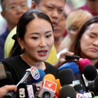 Thaksins Tochter Paetongtarn Shinawatra sagte gestern am Dienstag, dass ihr Vater Thaksin, der im Police General Hospital medizinisch behandelt wird, immer noch unter Stress stehe und unter den Nachwirkungen von COVID-19 leide. Paetongtarn sprach auf einer Pressekonferenz im Pheu Thai Hauptquartier, nachdem sie am Montag ihren Vater besucht hatte.