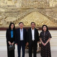 Nach den Angaben kambodschanischer Medien nahmen der ehemalige Premierminister Thaksin Shinawatra und seine jüngere Schwester Yingluck am Samstag an der Geburtstagsfeier des kambodschanischen Premierministers Hun Sen in Kambodscha teil. Fresh News und The Phnom Penh Post berichteten am Sonntag, dass Thaksin und Yingluck auf der Party anlässlich des 71. Geburtstages von Hun Sen in Ta Khmao, Kambodscha, waren.