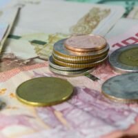 Herr Danucha sagte, es gebe alarmierende Probleme mit der Verschuldung der privaten Haushalte, die dringend angegangen werden sollten. Der Nationale Rat für wirtschaftliche und soziale Entwicklung (NESDC) warnt davor, dass die Verschuldung der thailändischen Haushalte weiter zunimmt, wobei Autokredite und Schulden von Sparkassen genau überwacht werden müssen, sagt Generalsekretär Danucha Pichayanan.