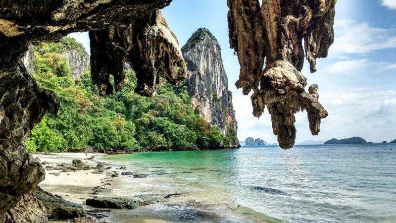 Thailand bietet seinen Besuchern ein vielfältiges und einzigartiges Erlebnis. Von Landschaft und Essen bis hin zu Sprache und Kultur kann sich alles dramatisch verändern, je nachdem, welchen Teil des Landes Sie besuchen. Thailand bietet seinen Besuchern ein vielfältiges und einzigartiges Erlebnis. Von Landschaft und Essen bis hin zu Sprache und Kultur kann sich alles dramatisch verändern, je nachdem, welchen Teil des Landes Sie besuchen.