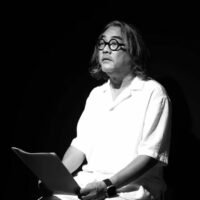 Der thailändische Architekt Duangrit Bunnag hat ein ungewöhnliches Versprechen in die Realität umgesetzt und sich als Ziel für Kotwürfe angeboten, nachdem die Pheu Thai Partei eine unerwartete Koalition mit der Palang Pracharath Partei (PPRP) geschmiedet hatte.